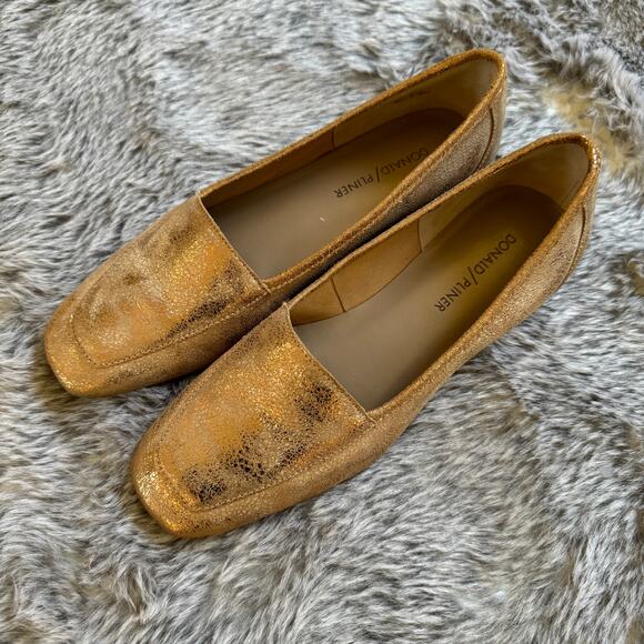 Donald Pliner DeeDee Size 7 Metallic Leather Flats Loafer EUC Gold Distressed - Picture 8 of 10